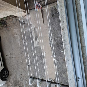 חבלי כביסה מותקנים על גלגלות