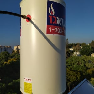 דוד שמש עם צינור מחובר על גג