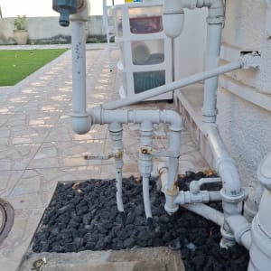 צנרת מים חיצונית עם ברזים וחיבורים