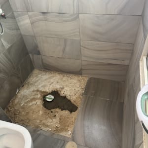 חדר אמבטיה עם רצפה פתוחה לשיפוץ