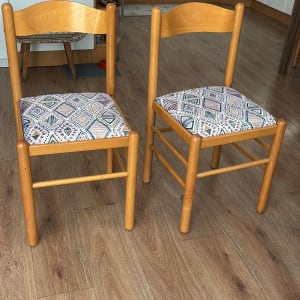 שני כיסאות עץ עם ריפוד בד מעוצב