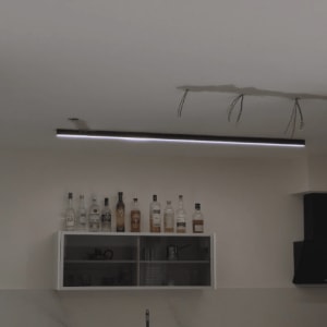 תקרה עם חוטי חשמל חשופים במטבח