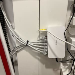 מתג רשת D-Link עם כבלים מחוברים