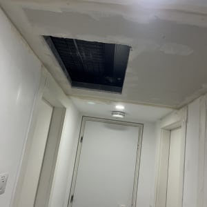 תקרה עם חור לתיקון, דלתות ומנורה בתקרה