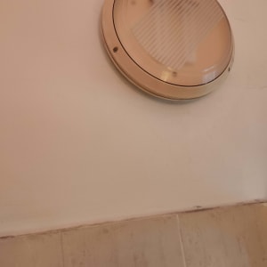 מנורה עגולה מותקנת על קיר