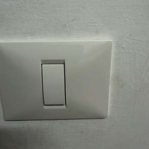 מתג חשמלי על קיר לבן