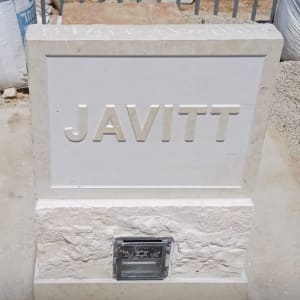 מצבה עם השם JAVITT על רקע גדר