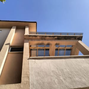 בניין עם מרפסת וגג שקוף