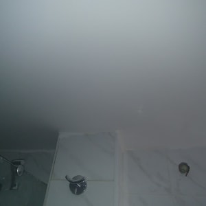 תקרת גבס חלקה עם חיבורי מתכת