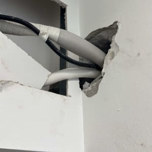 צינורות יוצאים מקיר גבס עם חור