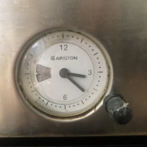 שעון מכשיר חשמלי עם מחוגים ולחצן