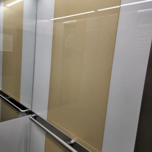 פאנלים מזכוכית במעלית עם מצלמות אבטחה