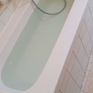 אמבטיה עם חיפוי אריחים וברז מותקן