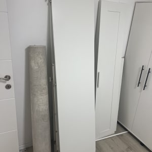 דלתות ולוח עץ מונחים על הרצפה