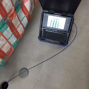 מכשיר בדיקה עם כבל מחובר לרצפה