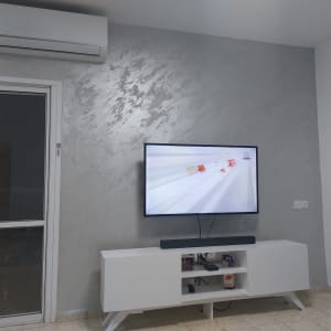 קיר צבוע בטקסטורה אפורה מבריקה