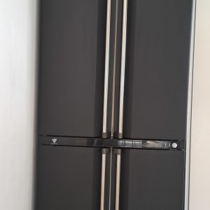 מקרר שחור עם דלתות נירוסטה מבריקות