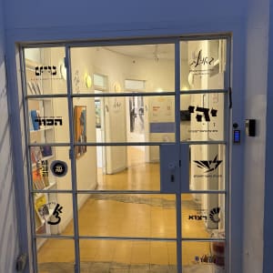 דלת זכוכית עם שלטים בעברית, מסדרון מואר