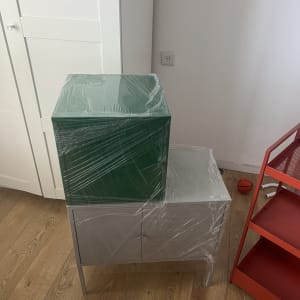 רהיטים עטופים בניילון מוכנים להובלה