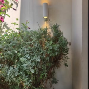 מנורת קיר דולקת על קיר חיצוני