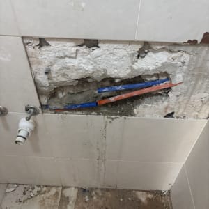 קיר עם צנרת חשופה ותיקון נדרש