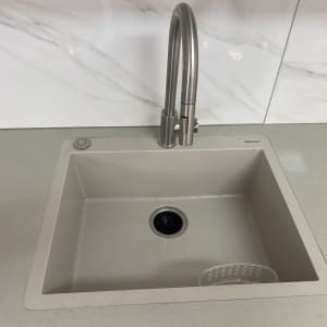 כיור מטבח עם ברז נירוסטה וכפתור ניקוז