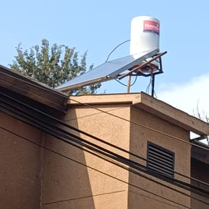 דוד שמש על גג עם לוח סולארי