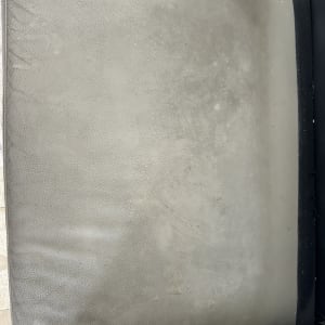 ספה מלוכלכת לפני ניקוי