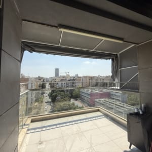 מרפסת עם סוכך נפתח ונוף עירוני