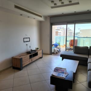 קיר לבן עם חורים, כבלים תלויים