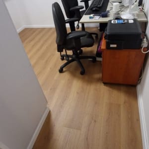 רצפת פרקט במשרד עם שולחן וכיסאות