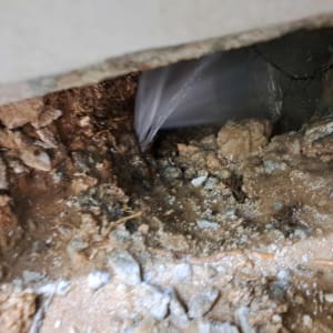 נזילה בקיר עם מים זורמים