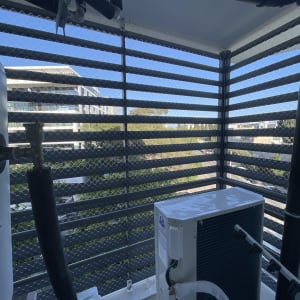 מערכת מיזוג אוויר עם רשת הגנה על מרפסת