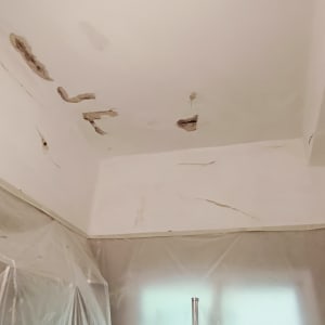 תקרה עם סימני רטיבות ותיקונים