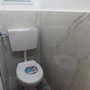 אסלה עם מדבקה על מושב