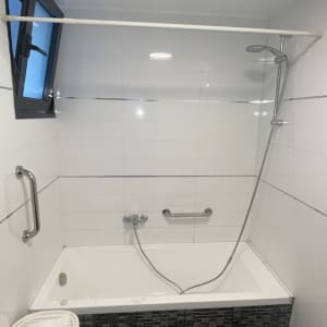 חדר אמבטיה עם אמבטיה, מקלחת וכלים סניטריים