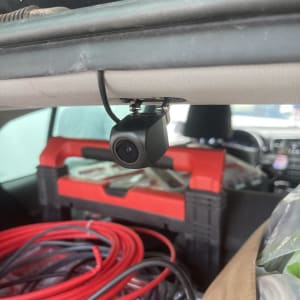 מצלמת רכב מותקנת בתא המטען עם כבלים אדומים