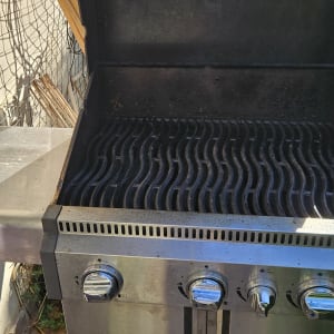 גריל גז עם מכסה פתוח בחצר