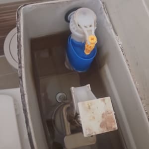 מיכל מים של אסלה עם חלקים פנימיים