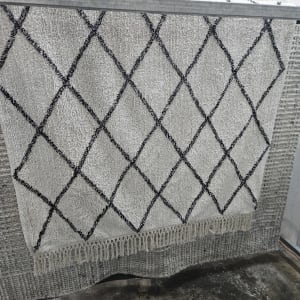 שטיח תלוי לייבוש לאחר ניקוי