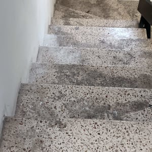 מדרגות מלוכלכות עם כתמים ולכלוך