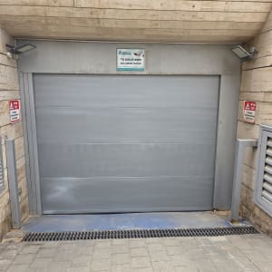 שער חשמלי עם שלטים ואזהרות