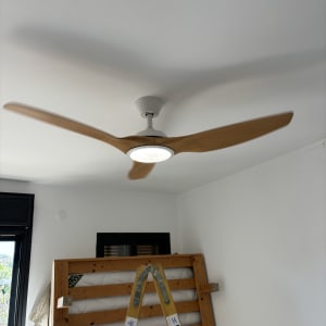 מאוורר תקרה עם תאורה דולקת בחדר