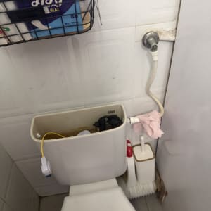 אסלה פתוחה עם ציוד ניקוי ליד