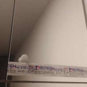 מראה עם מדבקה של חברת זכוכית