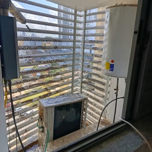 רשת הגנה על מרפסת עם מזגן ודוד שמש