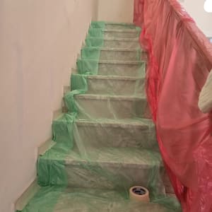 מדרגות מכוסות בניילון ירוק ואדום לשיפוץ