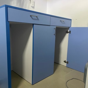 ארון כחול עם דלתות פתוחות ומגירות