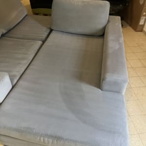 תהליך ניקוי ספת בד אפורה בבית הלקוח