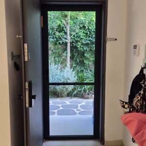 דלת פתוחה עם נוף לגינה ירוקה